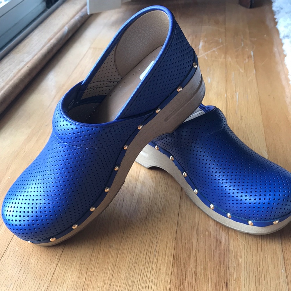 Brand new dansko clogs size 40  fun blue color